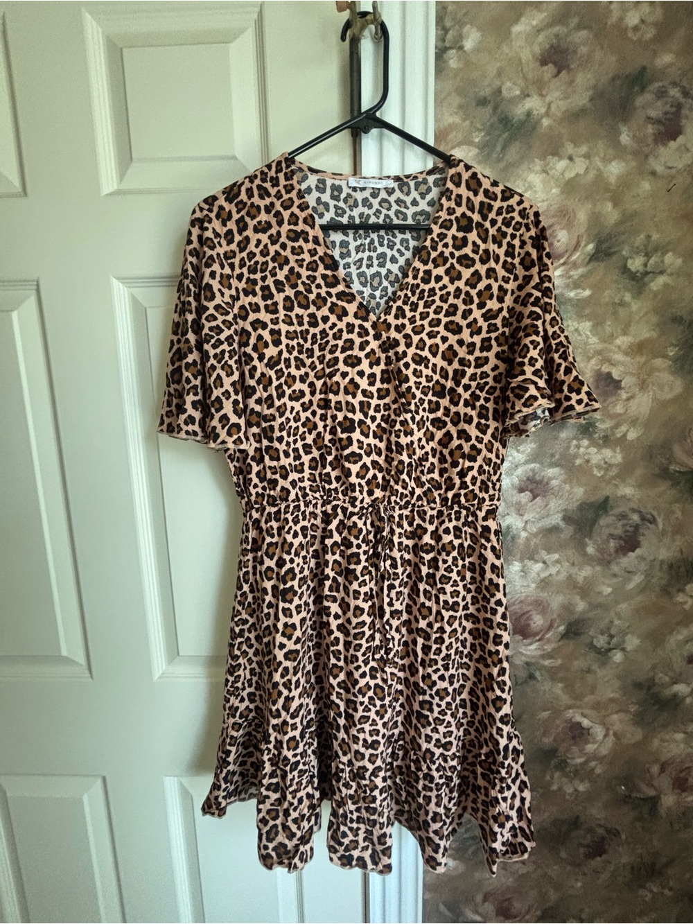 Leopard Print V-Neck Midi Dress in Tan/Black